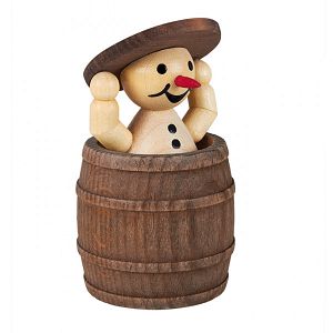 Schneemann Junior im Fass und Deckel, stehend